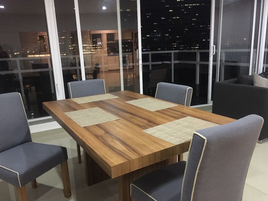 Comedor con vista nocturna.