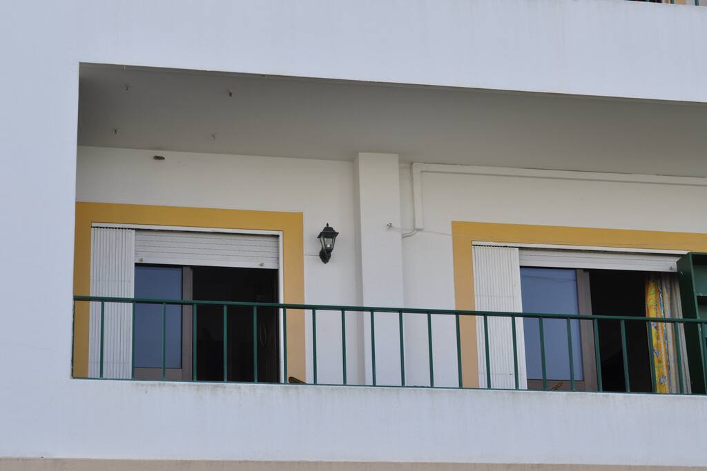 O apartamento tem uma ampla varanda