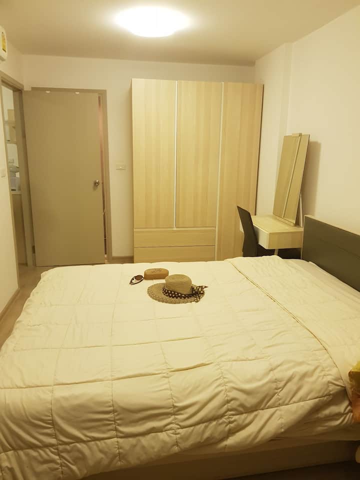 ห้องนอนพร้อมห้องน้ำในตัว  ตู้เสื้อผ้าและโต๊ะแต่งตัว 