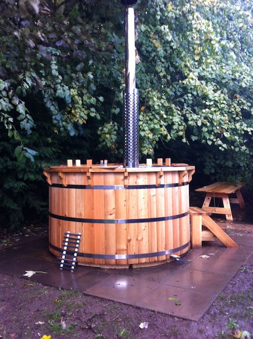 Amazing eco hot tub Under the trees!