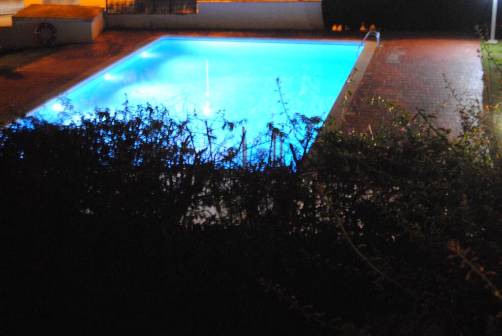 Vista de la piscina desde el balcon de casa