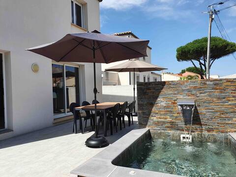 Contemporary villa near beach and shops