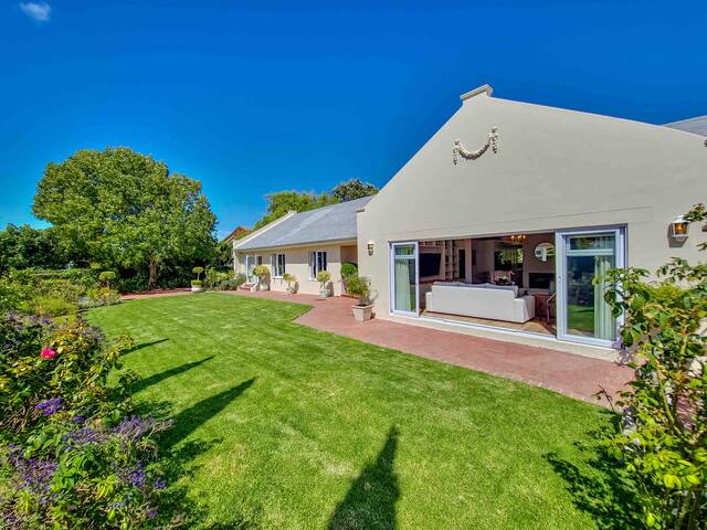 Spacious 4BED Family Home | Pool & Pizza Oven