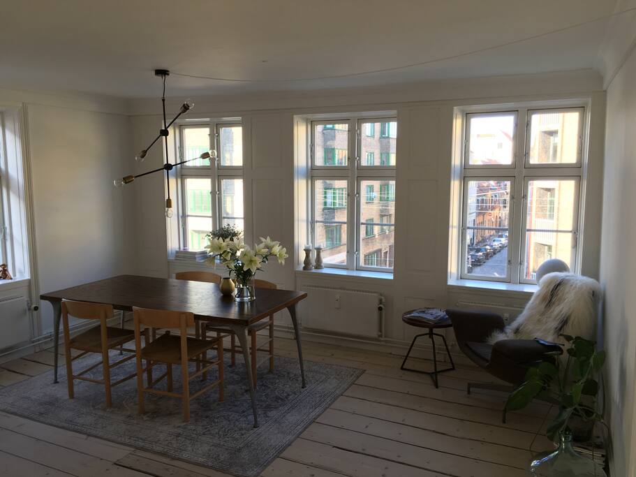 Dining room with street view and relaxation area