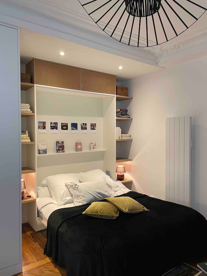 Ძალიან მყუდრო საძინებელი სივრცე, რომელშიც არის 140 სიგანის საწოლი, ორი საწოლისპირა ლამპა, საბანი, საწოლის გადასაფარებელი და მრავალი ბალიში თქვენი კომფორტისთვის. 