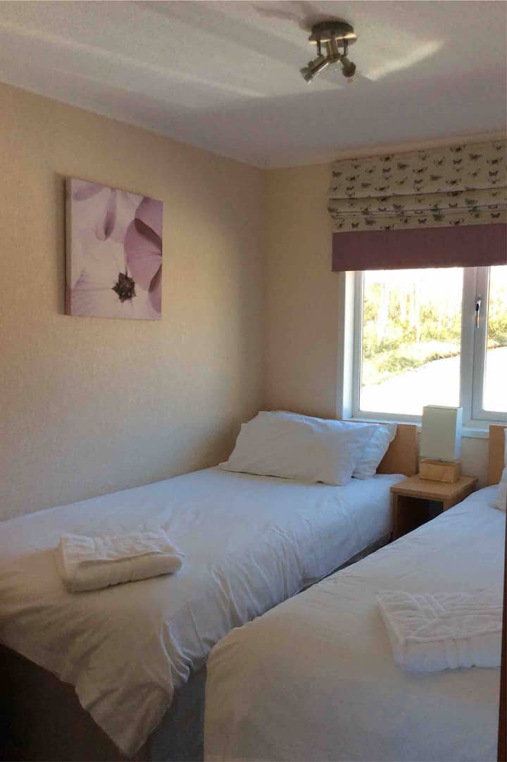 غرفة مزدوجة صغيرة مع خزانة ملابس