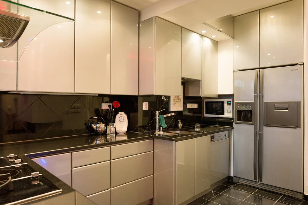 Spacious kitchen with kettle, toaster and dishwasher