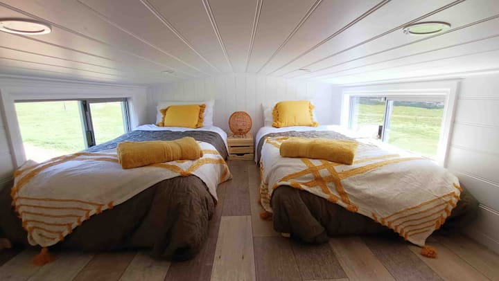 Лофт спалня с достъп чрез стълбищни стълби. Две единични легла. Ниският покрив го прави много уютен 