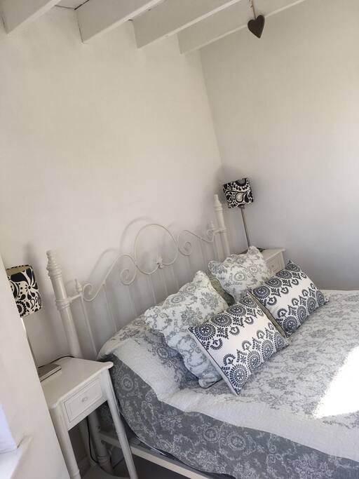 Guest bed