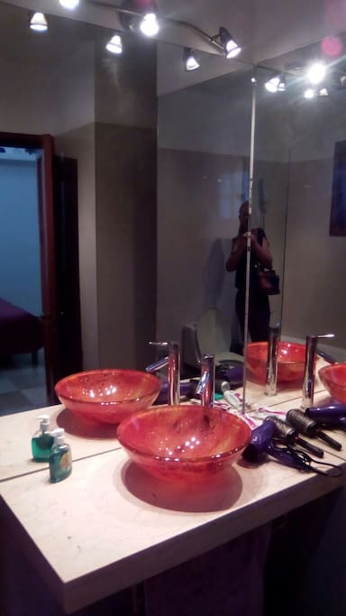 Baño privado con acceso a las dos habitaciones