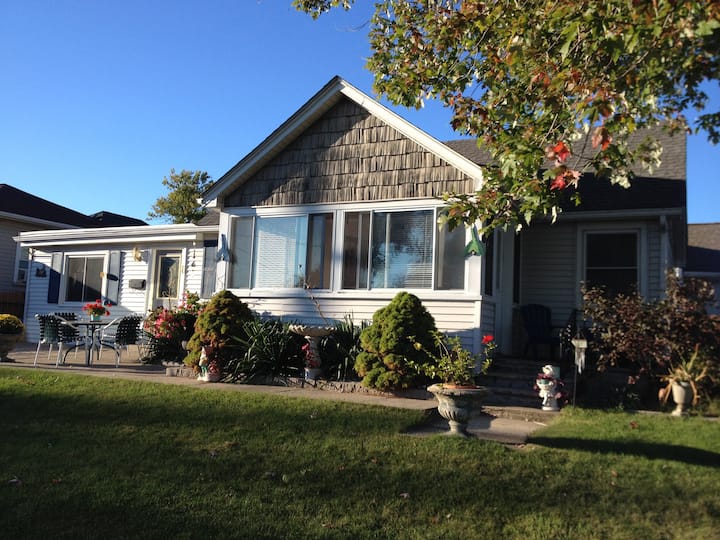 Bayview Place Cottages for Rent in Leamington, Ontario, Canada Airbnb