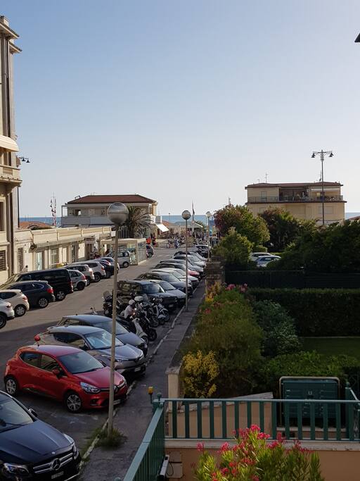 Vista sul mare e sulla passeggiata di Viareggio