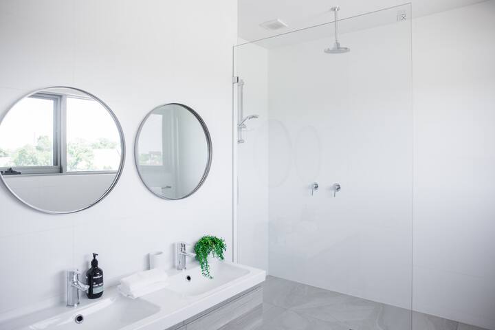 Spacious Penthouse Apartment in East Melbourne gallery image 5