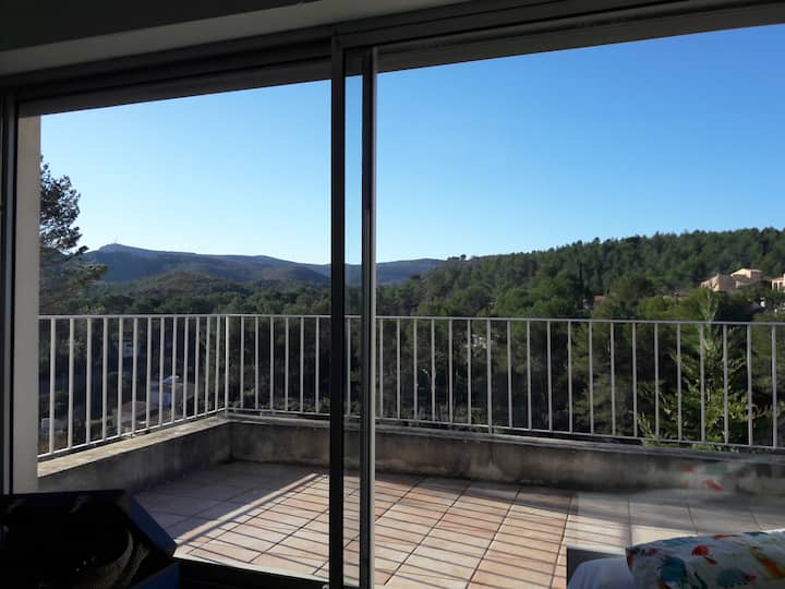 Het panoramisch terras van één van de slaapkamers boven...