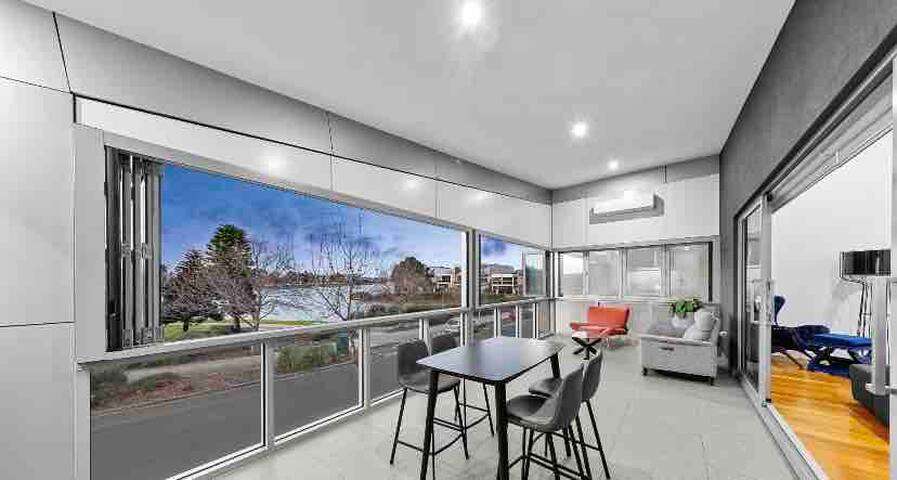 LAKEVIEW LUXURY gallery image 3