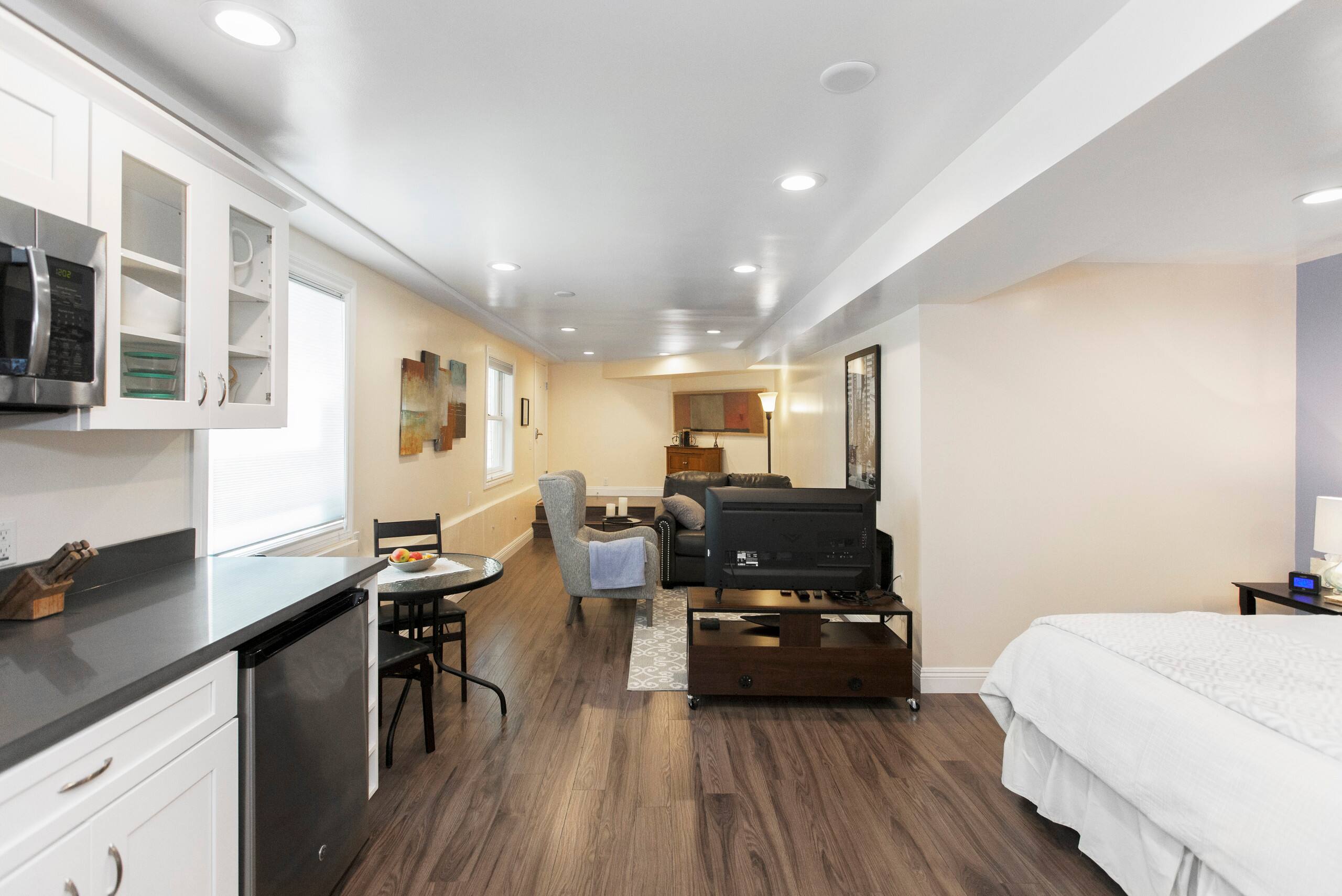The Suite! Large cozy studio with private entrance - Image 43