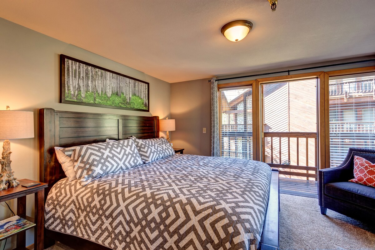 มาสเตอร์บีอาร์ (ชั้นล่าง) มีเตียงขนาดคิงไซส์ห้องน้ำในตัวเต็มรูปแบบและวิวที่สวยงามจากระเบียงส่วนตัว  มีหมอนและผ้าห่มสำรองพัดลมและเครื่องทำความชื้นและถาด (เหมาะสำหรับปรับระดับความสูง) ในตู้เสื้อผ้า