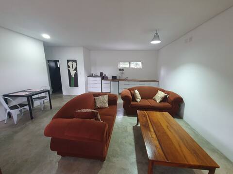 Modern 1 bedroom place with patio