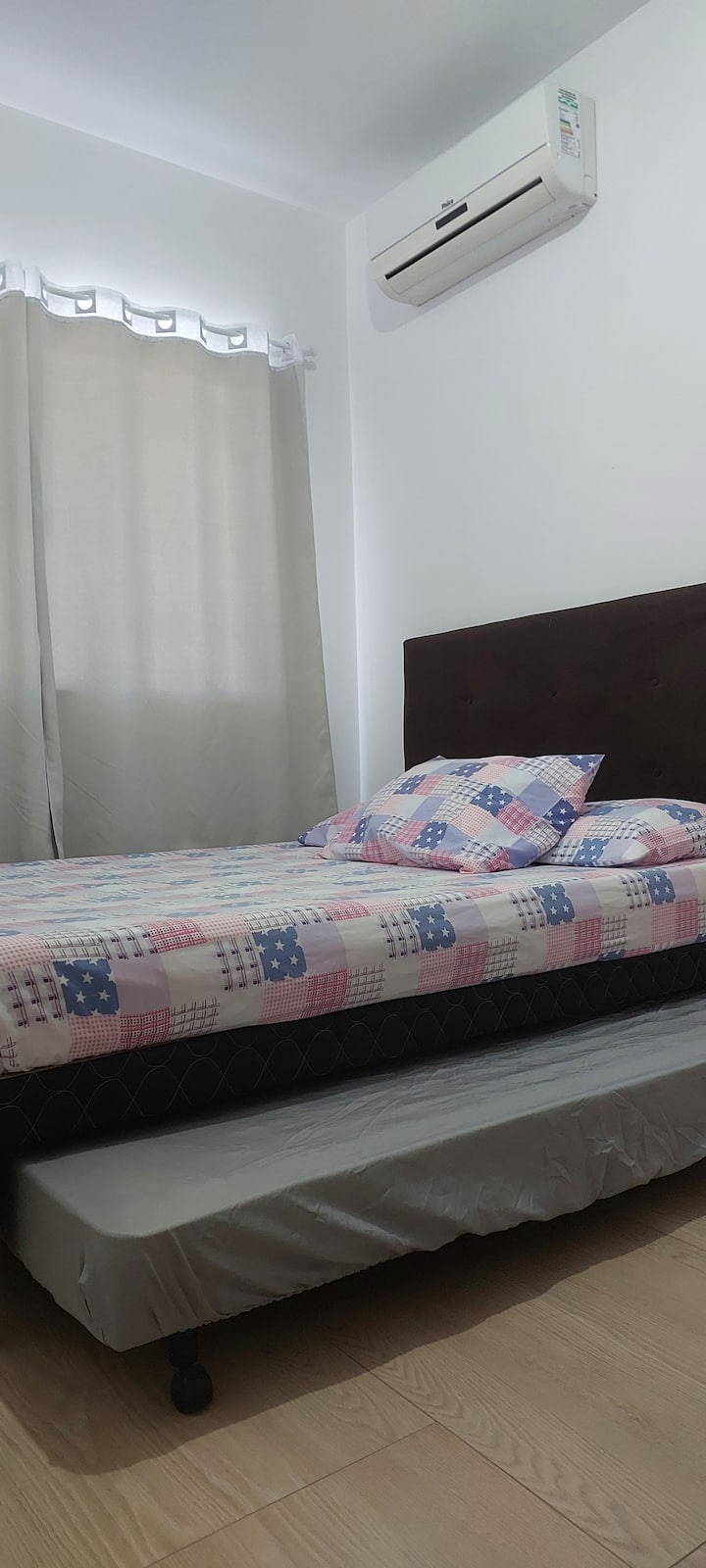 套房，配备一张双人床、一张辅助床、衣柜、带遮光的窗户、分体式空调和独立卫生间。 