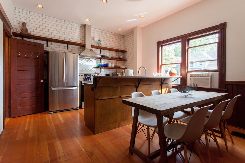 Open kitchen floor plan w/ dining room table