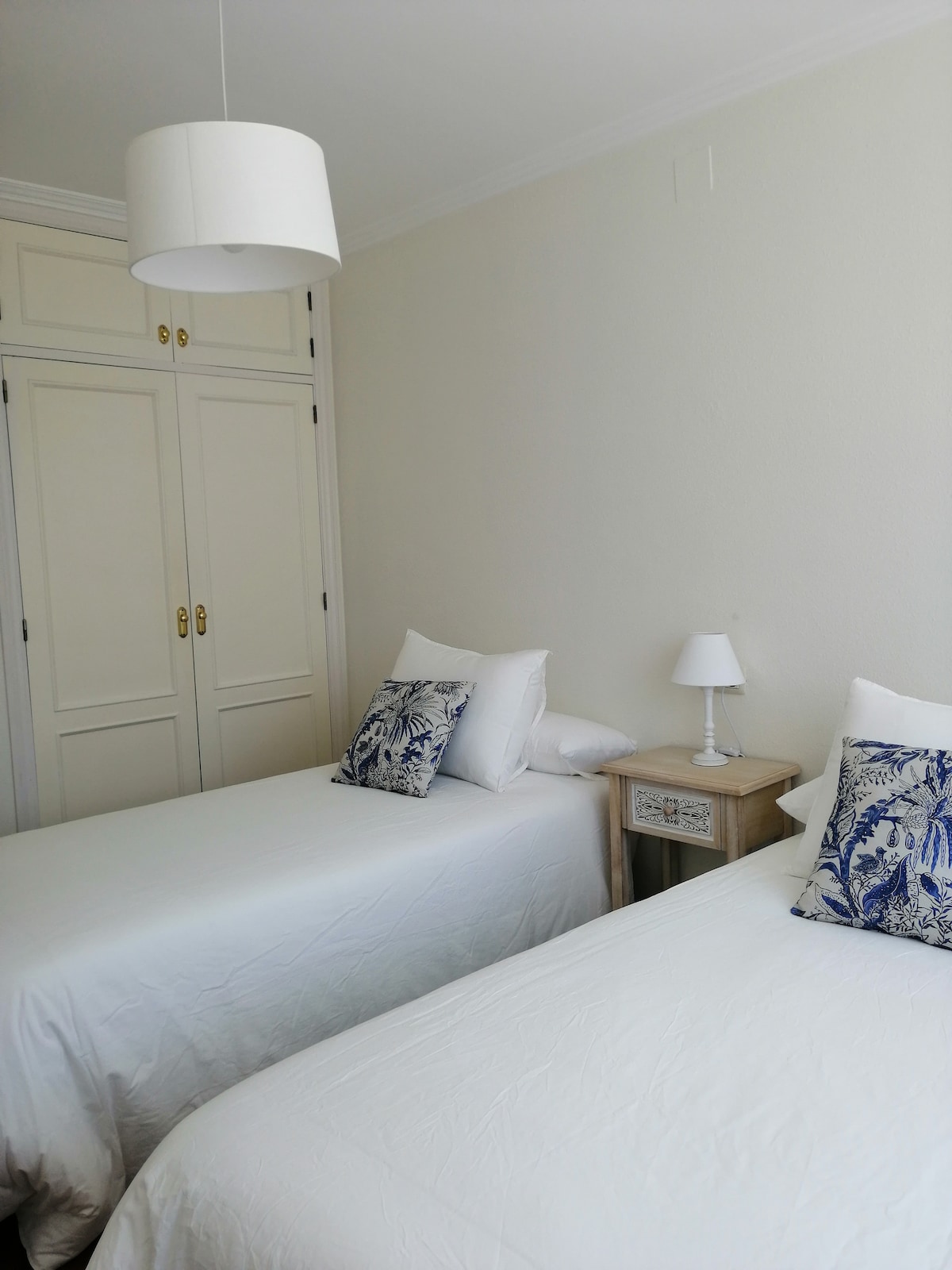 Chumba cha 3 cha kulala. Na vitanda 2 vya mtu mmoja vya 90x190.
Mashuka ya pamba na faraja. 