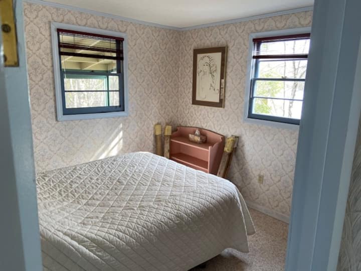 غرفة نوم 1 سرير بحجم بحجم مع مرتبة جديدة. 