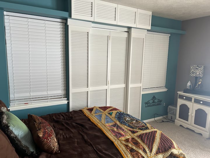 ห้องนอนชั้นบนเตียงควีนไซส์ไม่มีหลักฐานที่ชัดเจนสำหรับห้องนอนที่อยู่ติดกัน