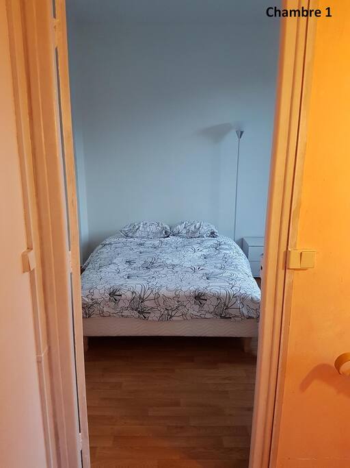 Chambre 1 : un lit double.