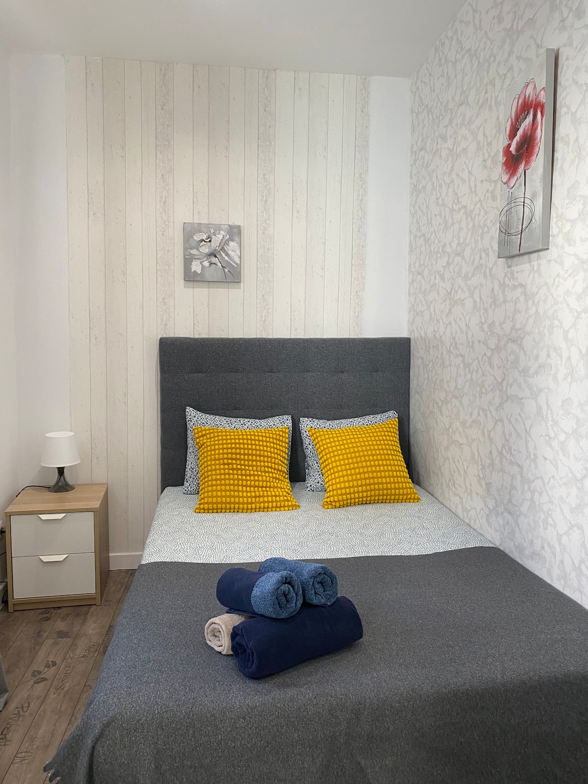 Საძინებელი 2. ორადგილიანი საწოლით, ლამაზი და მყუდრო ფერებით. 