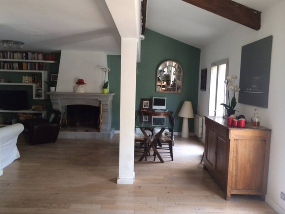 salle à manger à droite, cheminée fonctionnelle. Salon à gauche partiellement caché