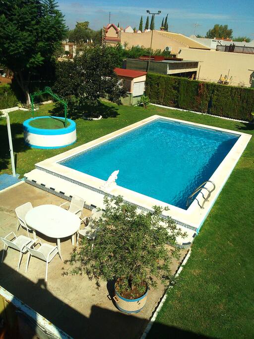 Piscina y jardin