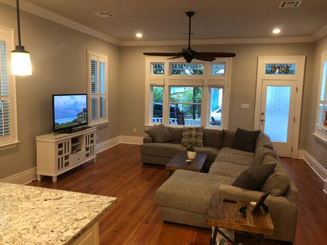 Walk to Jazz Fest from this Bayou St. John Beauty! gallery image 3