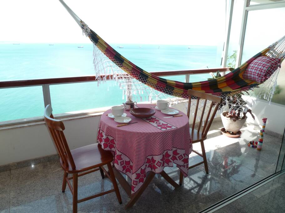 Terrasse avec hamac et petite table pour manger .