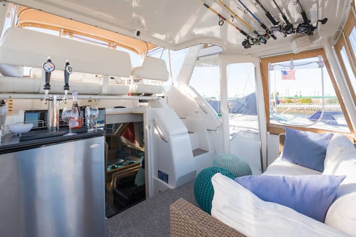 ★☆ 41' YACHT marina w/pool+hottub+gym+firepit+prkg
