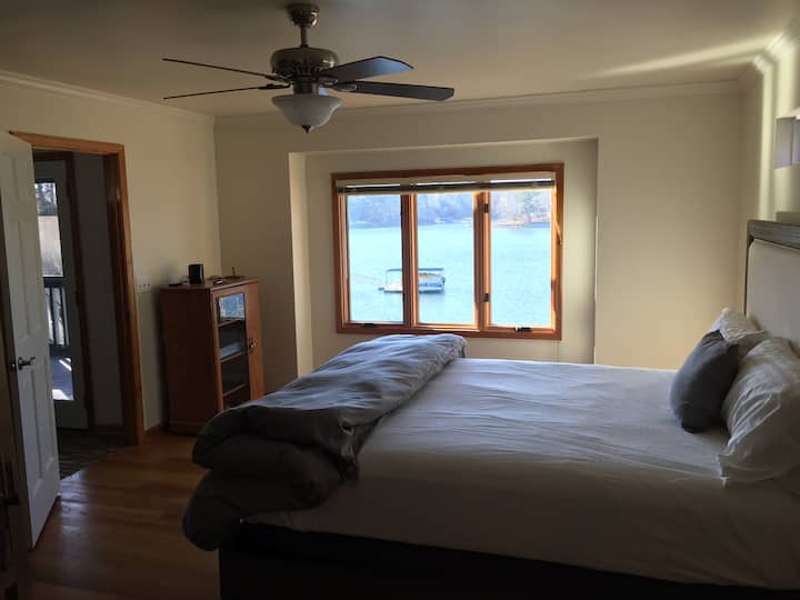 נוף לחדר השינה הראשי מחדר הרחצה.