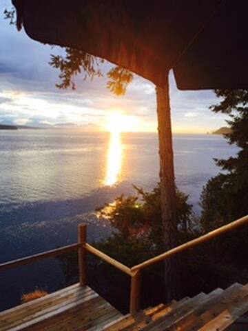 Galiano Island Home by the Sea gallery image 3