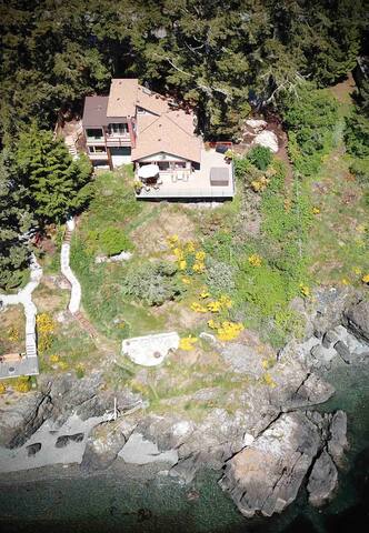 An oceanfront escape with a breathtaking view gallery image 2