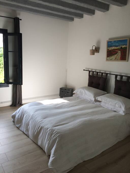 Chambre claire et spacieuse, lit de 160x200