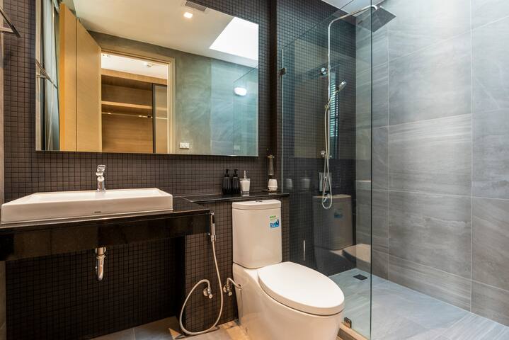 Roof-top Pool Luxury Residence in trendy Thonglor gallery image 5