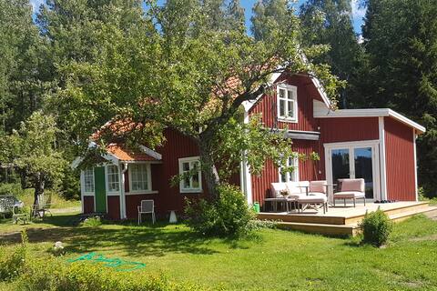 Genuine Swedish cottage by the lake!
