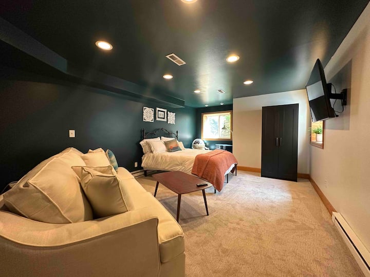 เตียงนอนสบายๆโซฟาสบายๆ มีให้เลือกมากมายในการดูทีวี 