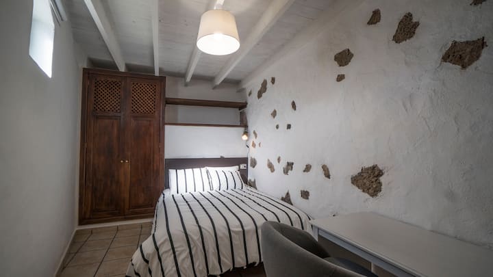 Dormitorio pequeño para dos personas.