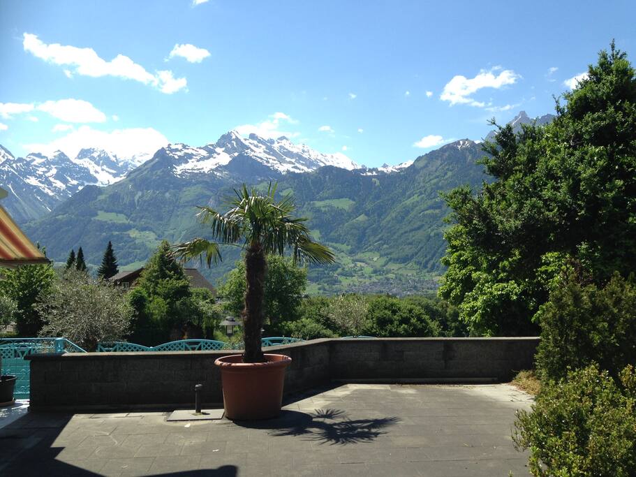 Ausblick auf Berge vom Balkon