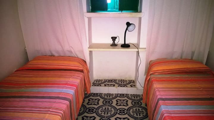 ოთახი ორი ერთადგილიანი საწოლით