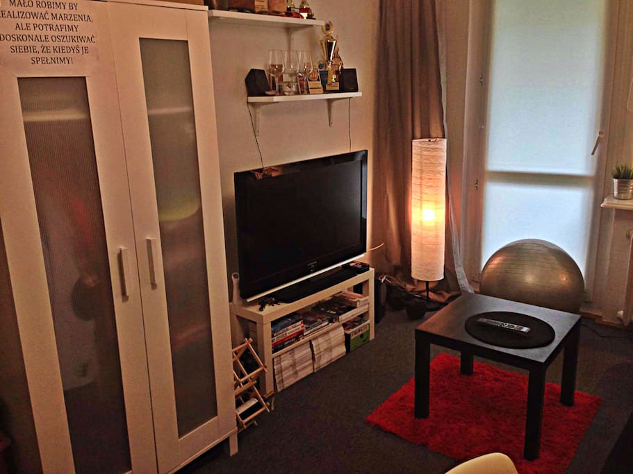 Duży telewizor oraz szafa.