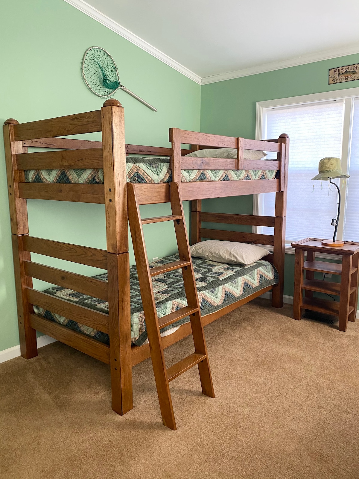 「钓鱼」主题双层床房。 