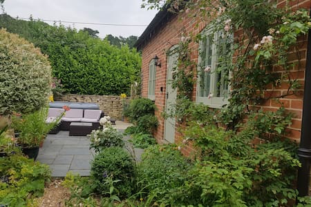 Detached and romantic  cottage with hot tub.