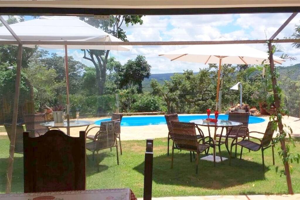 PISCINA com cascata e Jacuzzi, vista da mesa de jantar do ESPAÇO GOURMET