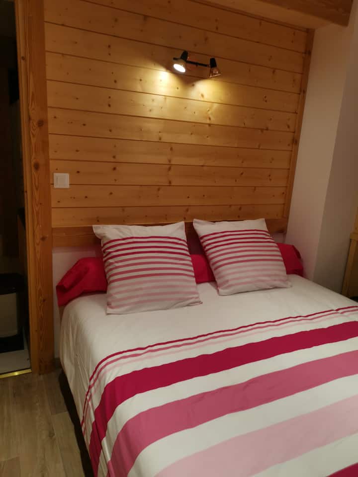 تحتوي غرفة النوم الأخرى على سرير مزدوج.