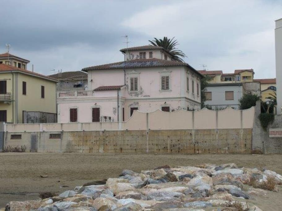 Vista della casa dalla spiaggia